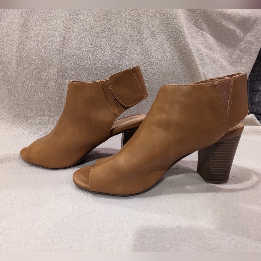 Open toe chunky heel shoes